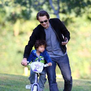 Olivier Martinez s'amuse avec son fils Maceo Martinez dans un parc à Los Angeles, le 31 décembre 2015.