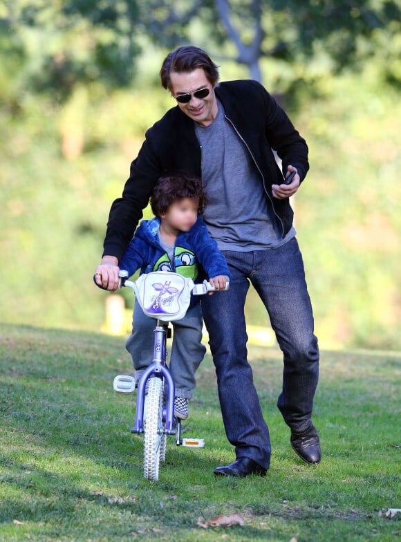 Olivier Martinez s'amuse avec son fils Maceo Martinez dans un parc à Los Angeles, le 31 décembre 2015.