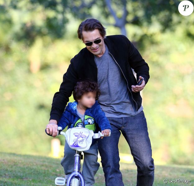 Olivier Martinez s'amuse avec son fils Maceo Martinez dans un parc à Los Angeles, le 31 décembre 2015.