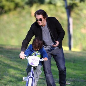 Olivier Martinez s'amuse avec son fils Maceo Martinez dans un parc à Los Angeles, le 31 décembre 2015.