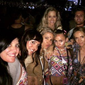 Miley Cyrus, Elsa Pataky et leurs amies passent la soirée ensemble au Falls Festival en Australie. Photo publiée sur Instagram, le 4 janvier 2015.