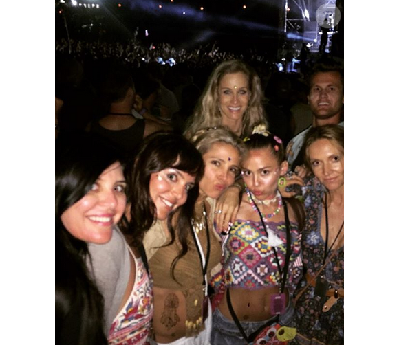Miley Cyrus, Elsa Pataky et leurs amies passent la soirée ensemble au Falls Festival en Australie. Photo publiée sur Instagram, le 4 janvier 2015.