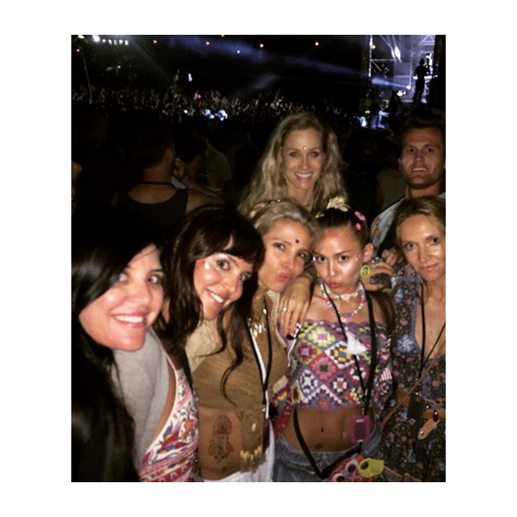 Miley Cyrus, Elsa Pataky et leurs amies passent la soirée ensemble au Falls Festival en Australie. Photo publiée sur Instagram, le 4 janvier 2015.