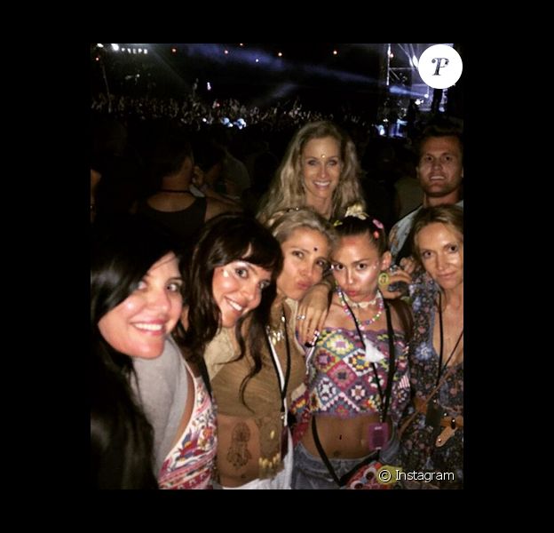 Miley Cyrus, Elsa Pataky et leurs amies passent la soirée ensemble au Falls Festival en Australie. Photo publiée sur Instagram, le 4 janvier 2015.