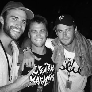 Chris et son frère Liam Hemsworth passent la soirée au Falls Festival en Australie. Photo postée sur Instagram, le 3 janvier 2015.