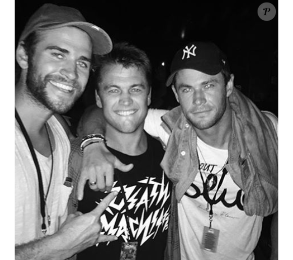 Chris et son frère Liam Hemsworth passent la soirée au Falls Festival en Australie. Photo postée sur Instagram, le 3 janvier 2015.