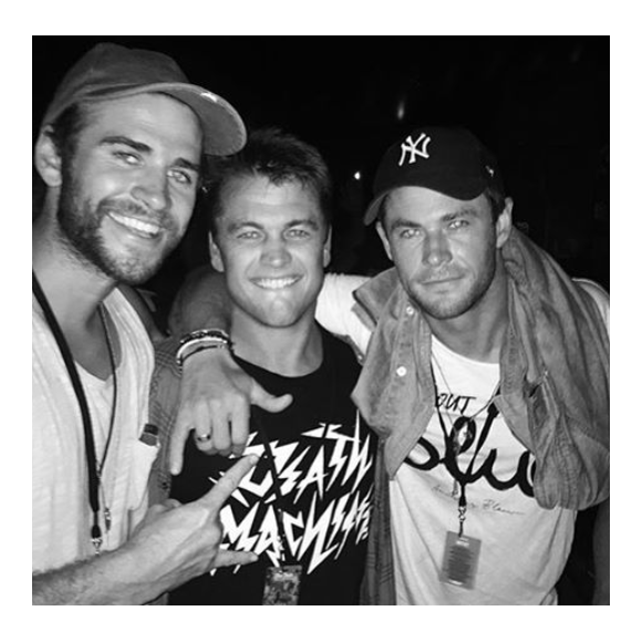 Chris et son frère Liam Hemsworth passent la soirée au Falls Festival en Australie. Photo postée sur Instagram, le 3 janvier 2015.