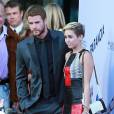 Miley Cyrus et son fiance Liam Hemsworth, ensemble pour la première fois sur un tapis rouge depuis un an, a la première du film "Paranoia" a Los Angeles, le 8 aout 2013.