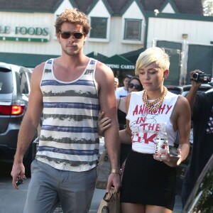 Miley Cyrus et son petit ami Liam Hemsworth dans les rues de Studio City, le 11 septembre 2012