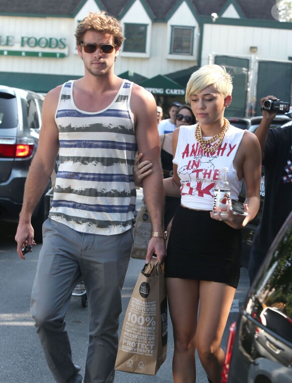 Miley Cyrus et son petit ami Liam Hemsworth dans les rues de Studio City, le 11 septembre 2012