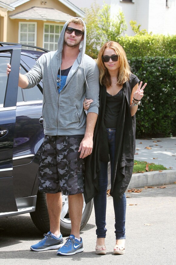 Miley Cyrus et son petit ami Liam Hemsworth dans les rues de Toluca Lake, le 11 juillet 2010
