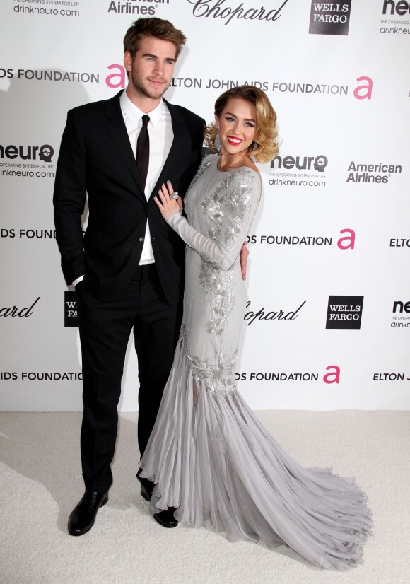 Miley Cyrus et son petit ami Liam Hemsworth à la 20e soirée annuelle des Elton John AIDS Foundation Academy Awards à West Hollywood Park, Beverly Hills, le 26 février 2012