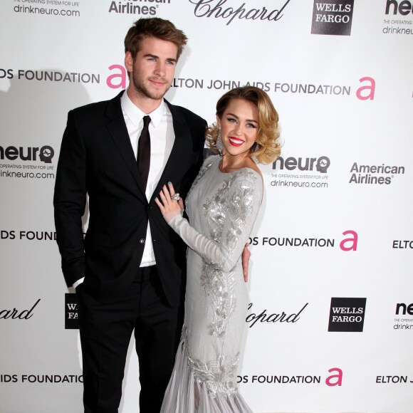 Miley Cyrus et son petit ami Liam Hemsworth à la 20e soirée annuelle des Elton John AIDS Foundation Academy Awards à West Hollywood Park, Beverly Hills, le 26 février 2012