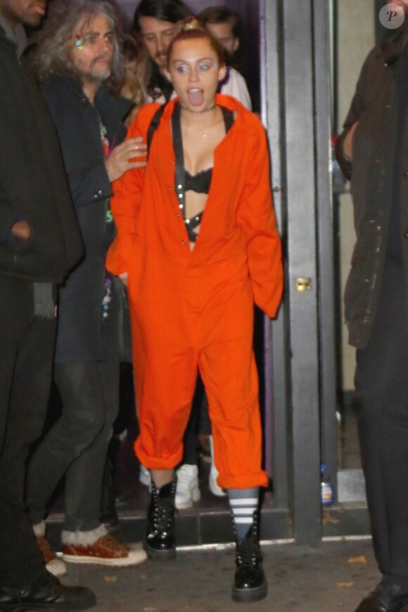 Miley Cyrus sortant d'une fête vêtue d'une combinaison orange à New York le 28 novembre 2015. © CPA/Bestimage