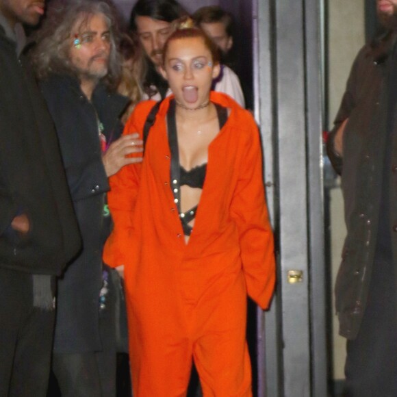 Miley Cyrus sortant d'une fête vêtue d'une combinaison orange à New York le 28 novembre 2015. © CPA/Bestimage