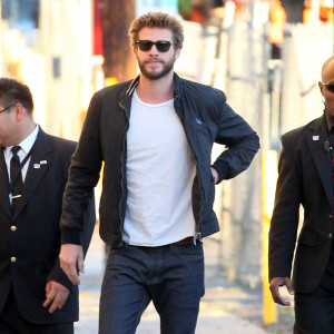 Liam Hemsworth arrive sur le plateau de l'émission "Jimmy Kimmel Live!" à Hollywood, le 16 novembre 2015.