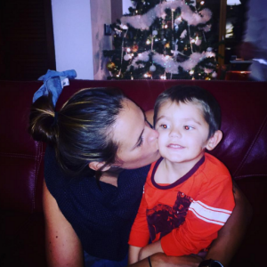 Laure Manaudou embrasse son neveu. Décembre 2015.