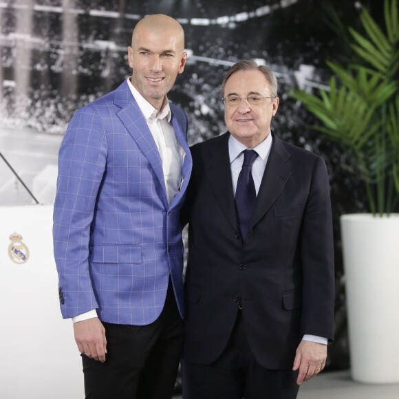 Zinédine Zidane avec le président Florentino Pérez lors de sa nomination en tant qu'entraîneur du Real Madrid au stade Santiago Bernabéu de Madrid le 4 janvier 2016.