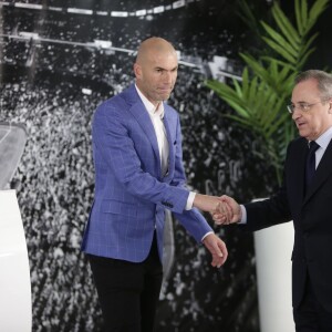 Zinédine Zidane avec le président Florentino Pérez lors de sa nomination en tant qu'entraîneur du Real Madrid au stade Santiago Bernabéu de Madrid le 4 janvier 2016.