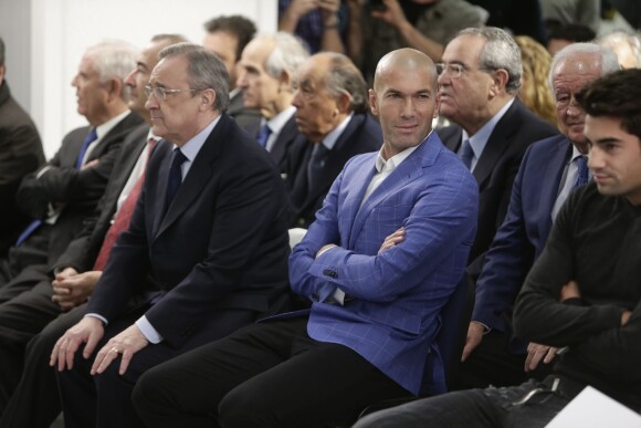 Zinédine Zidane entre le président Florentino Pérez et son fils Enzo lors de sa nomination en tant qu'entraîneur du Real Madrid au stade Santiago Bernabéu de Madrid le 4 janvier 2016.
