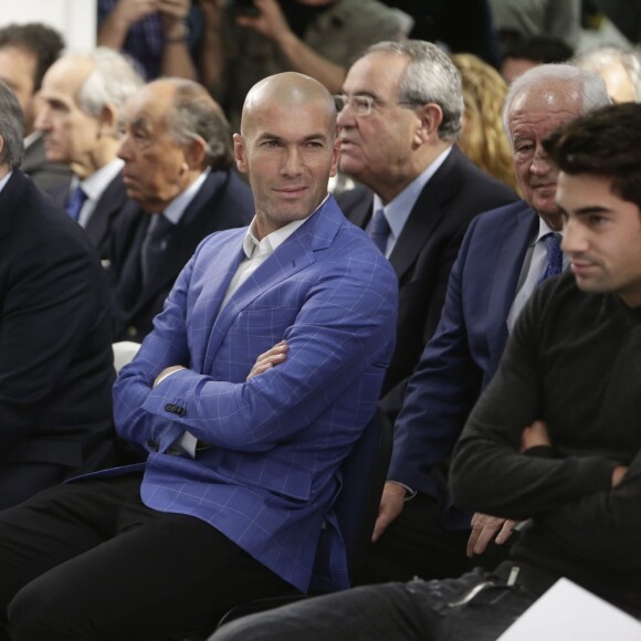 Zinédine Zidane entre le président Florentino Pérez et son fils Enzo lors de sa nomination en tant qu'entraîneur du Real Madrid au stade Santiago Bernabéu de Madrid le 4 janvier 2016.