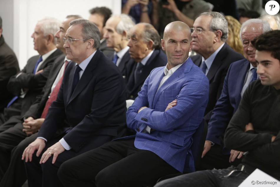 Zinédine Zidane entre le président Florentino Pérez et son fils Enzo lors de sa nomination en tant qu&#039;entraîneur du Real Madrid au stade Santiago Bernabéu de Madrid le 4 janvier 2016.