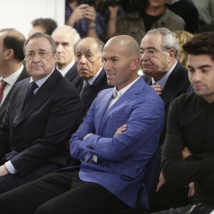 Zinédine Zidane entre le président Florentino Pérez et son fils Enzo lors de sa nomination en tant qu'entraîneur du Real Madrid au stade Santiago Bernabéu de Madrid le 4 janvier 2016.