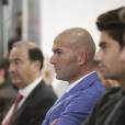 Zinédine Zidane au côté de son fils Enzo lors de sa nomination en tant qu'entraîneur du Real Madrid au stade Santiago Bernabéu de Madrid le 4 janvier 2016.
