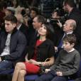 Véronique Zidane et ses quatre enfants Enzo, Luca, Elyaz et Théo lors de la nomination de son époux Zinédine Zidane à la tête du Real Madrid au stade Santiago Bernabéu de Madrid le 4 janvier 2016.