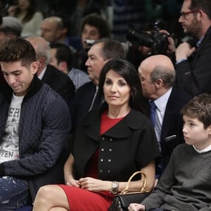 Véronique Zidane et ses quatre enfants Enzo, Luca, Elyaz et Théo lors de la nomination de son époux Zinédine Zidane à la tête du Real Madrid au stade Santiago Bernabéu de Madrid le 4 janvier 2016.