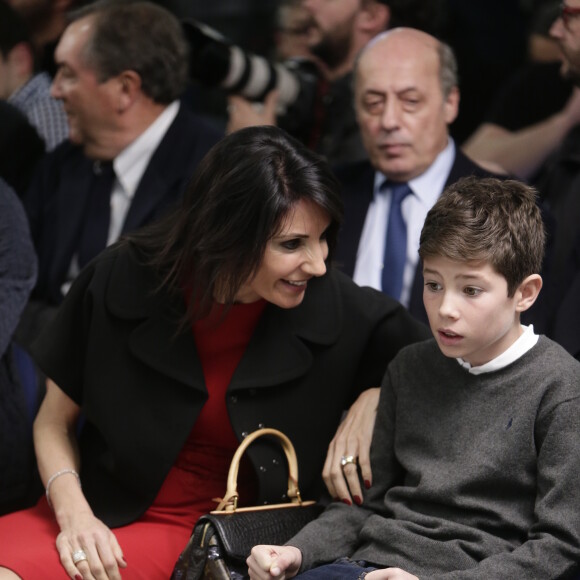 Véronique Zidane et ses quatre enfants Enzo, Luca, Elyaz et Théo lors de la nomination de son époux Zinédine Zidane à la tête du Real Madrid au stade Santiago Bernabéu de Madrid le 4 janvier 2016.