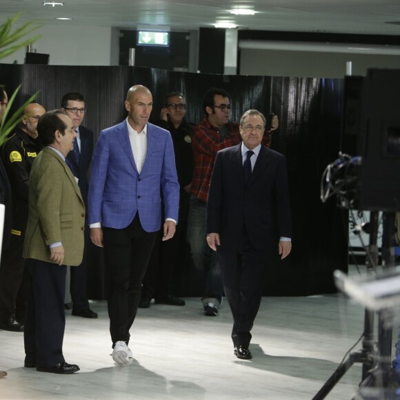 Zinédine Zidane avec le président Florentino Pérez lors de sa nomination en tant qu'entraîneur du Real Madrid au stade Santiago Bernabéu de Madrid le 4 janvier 2016.