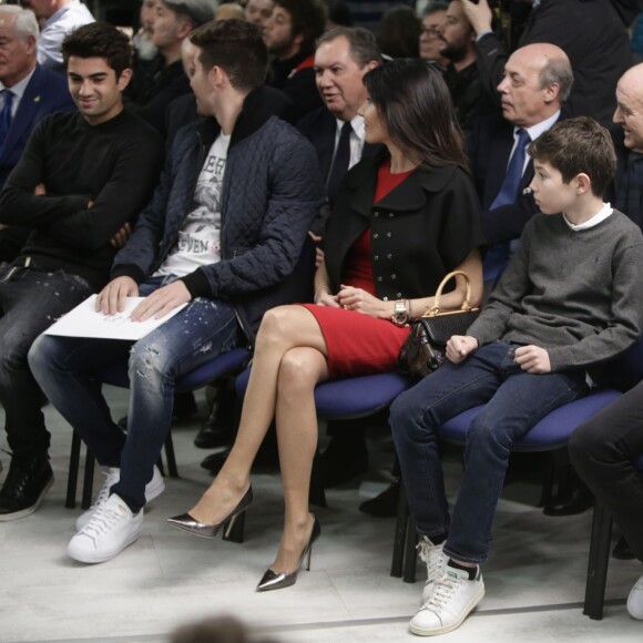 Véronique Zidane et ses quatre enfants Enzo, Luca, Elyaz et Théo lors de la nomination de son époux Zinédine Zidane à la tête du Real Madrid au stade Santiago Bernabéu de Madrid le 4 janvier 2016.