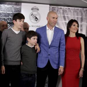 Zinédine Zidane entouré de sa famille lors de sa nomination en tant qu'entraîneur du Real Madrid au stade Santiago Bernabéu de Madrid le 4 janvier 2016.