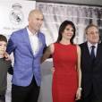 Zinédine Zidane entouré de sa famille et du président Florentino Pérez lors de sa nomination en tant qu'entraîneur du Real Madrid au stade Santiago Bernabéu de Madrid le 4 janvier 2016.