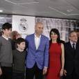 Zinédine Zidane entouré de sa famille et du président Florentino Pérez lors de sa nomination en tant qu'entraîneur du Real Madrid au stade Santiago Bernabéu de Madrid le 4 janvier 2016.