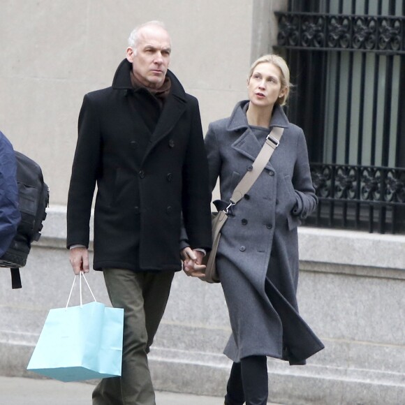 Exclusif - Kelly Rutherford et son petit-ami Tony Brand font du shopping sur Madison Avenue à New York, le 9 décembre 2015.