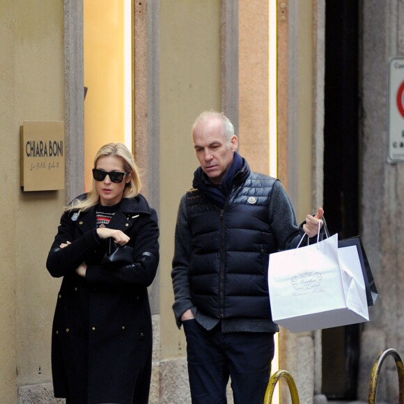 Exclusif - Prix Spécial - Kelly Rutherford et son compagnon Tony Brand se promènent à Milan, le 23 décembre 2015.