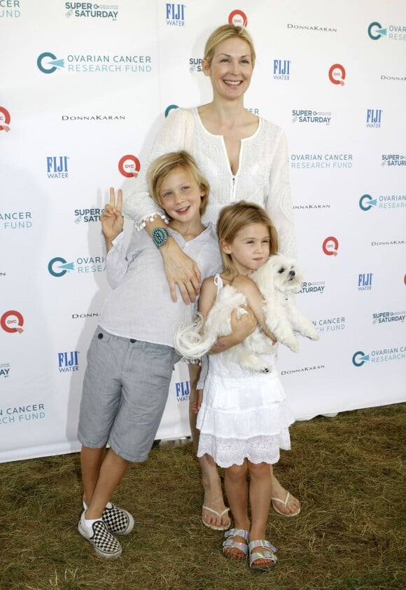 Malgré la perte définitive de la garde de ses enfants, qu'elle a pour tout l'été en vacances, l'actrice Kelly Rutherford, son fils Hermes et sa fille Helena ont assisté à l'oeuvre caritative "Ovarian Cancer Research Fund's Super Saturday" à Water Mill. Le 25 juillet 2015