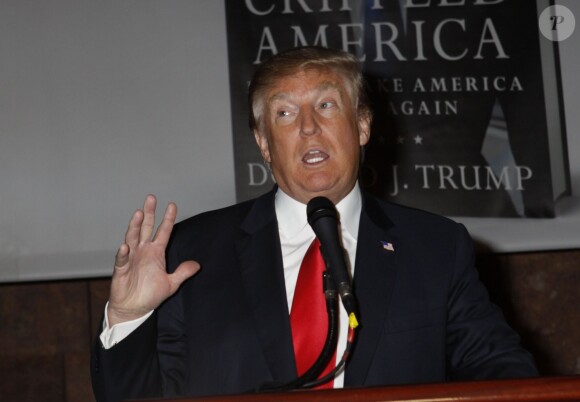 Donald Trump présente son dernier livre "Crippled America" à New York le 3 novembre 2015.