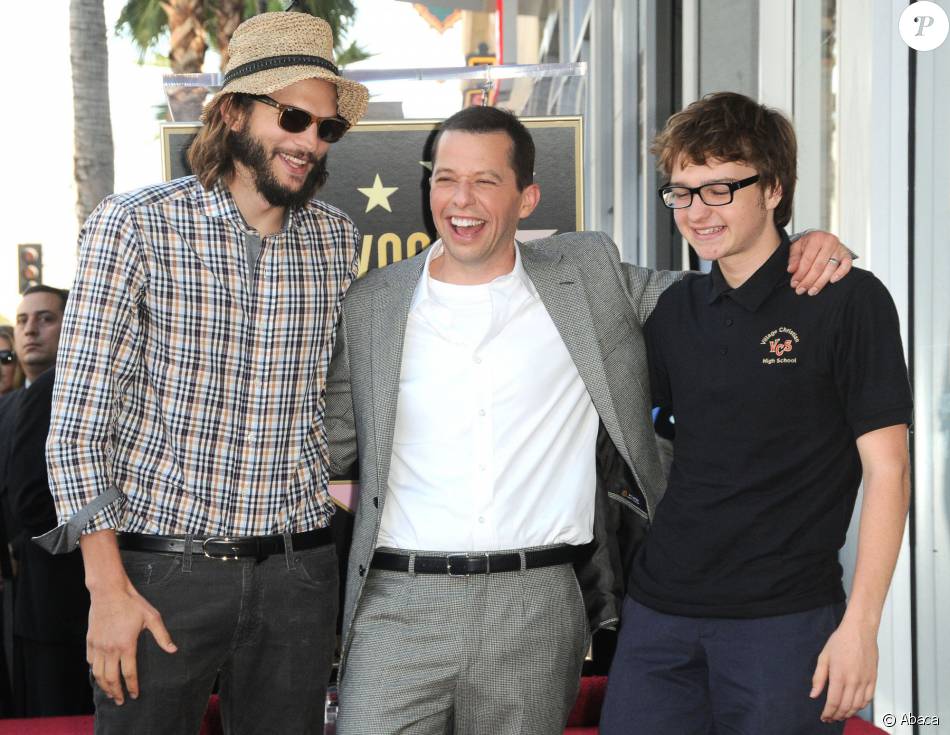 Ashton Kutcher, Jon Cryer et Angus T. Jones sur le Hollywood Walk of Fame, Los Angeles, le 19