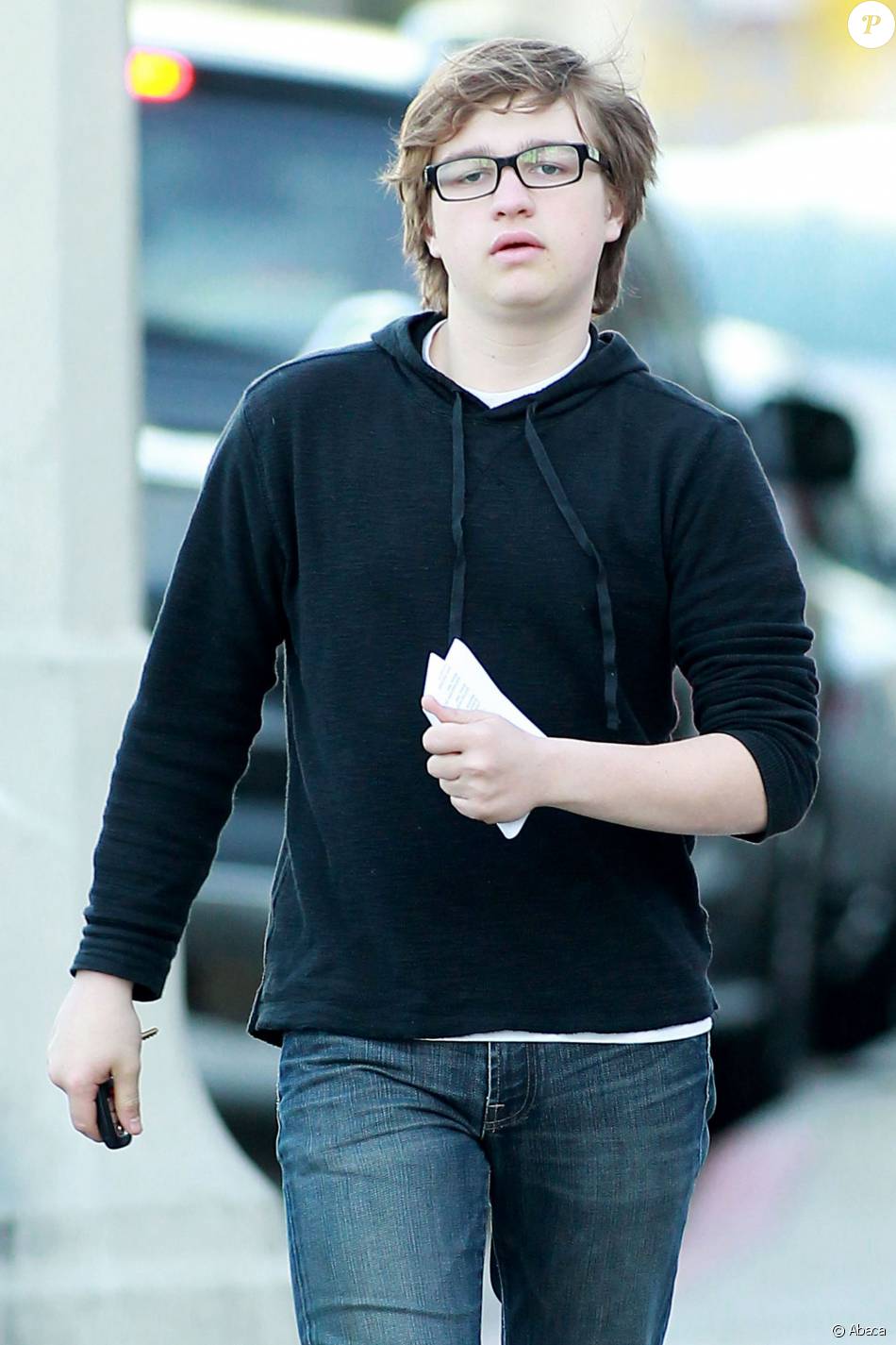 Angus T. Jones à Los Angeles, le 9 février 2011 - Purepeople