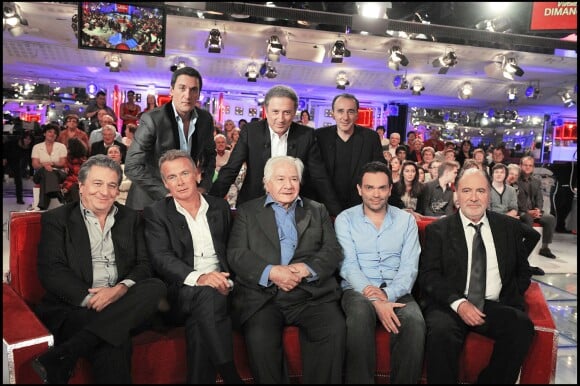 Dany Brillant, Michel Drucker, Elie Semoun, Christian Clavier, Franck Dubosc, Michel Galabru, Yann Moix et Michel Delpech, dans Vivement dimanche en octobre 2009.