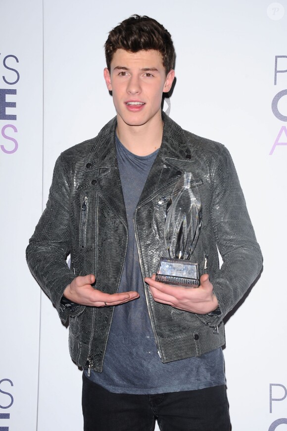 Shawn Mendes en press room des People's Choice Awards 2016 au Microsoft Theatre L.A. Live à Los Angeles, le 6 janvier 2016.