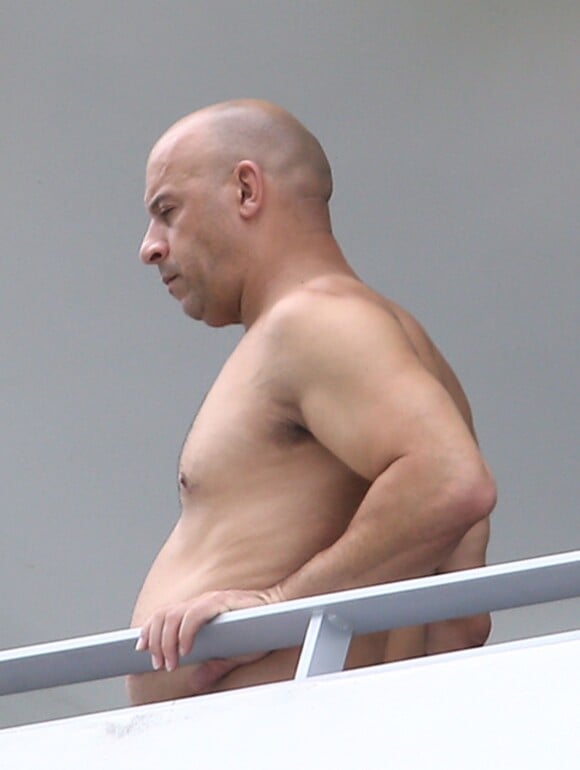 Vin Diesel torse nu sur le balcon d'un hôtel à Miami le 6 octobre 2015
