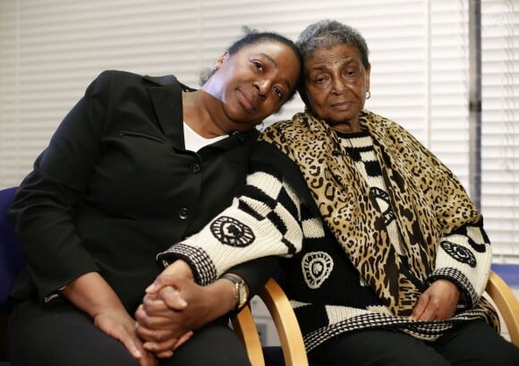 Ava Blake et Pansy Blake, la soeur et la mère de l'actrice Sian Blake, retrouvée avec ses deux fils enterrée dans son jardin, ont accordé une interview à New Scotland Yard, à Londres, le 7 janvier 2016.