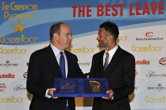 Ryan Giggs reçoit des mains du prince Albert II le Golden Foot Awards à Monaco, le 10 octobre 2011