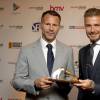 David Beckham reçoit le Legend of Football Award des mains de son ancien partenaire Ryan Giggs lors du 20e HMV Football Extravaganza, au Grosvenor House Hotel de Londres le 1er septembre 2015