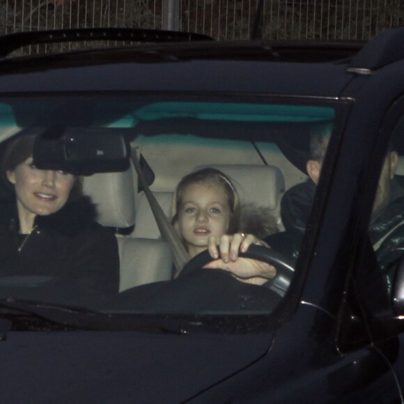 Le roi Felipe VI d'Espagne, la reine Letizia et leurs filles la princesse Leonor et la princesse Sofia se rendent chez Jesus Ortiz, le père de Letizia, pour fêter l'Épiphanie le 6 janvier 2016 à Madrid