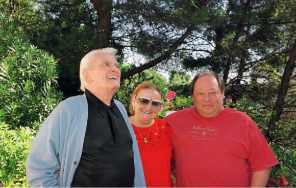 Jo Pasquali, son épouse Nini et Jean Marais, à Vallauris Golfe-Juan dans les annés 1990.